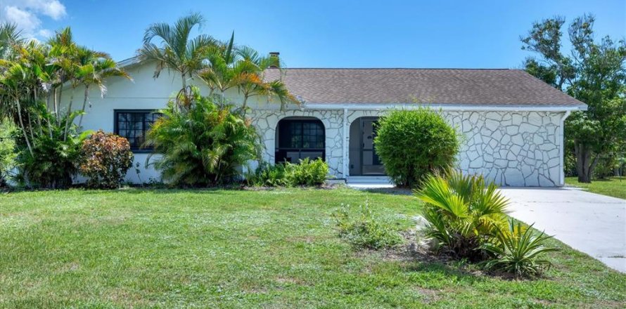 House in Englewood, Florida 3 bedrooms, 172.43 sq.m. № 1893991