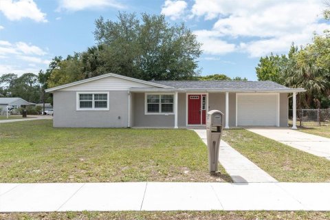 House in New Port Richey, Florida 2 bedrooms, 101.45 sq.m. № 2101499