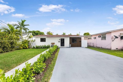 Immobilier commercial à vendre à Miami, Floride: 112.88 m2 № 1966962 - photo 2