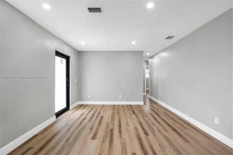 Immobilier commercial à vendre à Miami, Floride: 112.88 m2 № 1966962 - photo 11