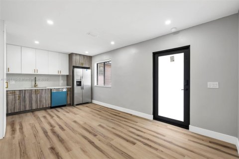 Immobilier commercial à vendre à Miami, Floride: 112.88 m2 № 1966962 - photo 8