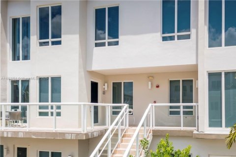 Copropriété à louer à Doral, Floride: 3 chambres, 178.65 m2 № 1888012 - photo 2