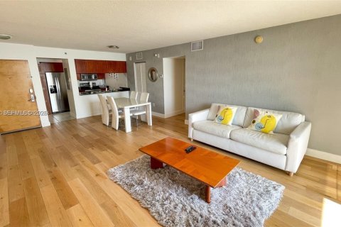 Condo in Miami, Florida, 3 bedrooms  № 2060944 - photo 19