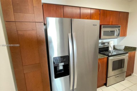 Condo in Miami, Florida, 3 bedrooms  № 2060944 - photo 15