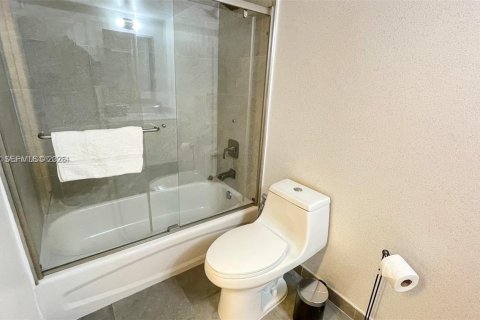 Condo in Miami, Florida, 3 bedrooms  № 2060944 - photo 3