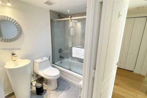 Condo in Miami, Florida, 3 bedrooms  № 2060944 - photo 13