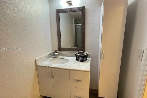 Condo in Miami, Florida, 3 bedrooms  № 2060944 - photo 4