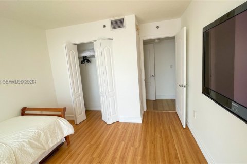 Condo in Miami, Florida, 3 bedrooms  № 2060944 - photo 9