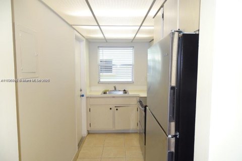 Condo in Hollywood, Florida, 1 bedroom  № 1794795 - photo 11