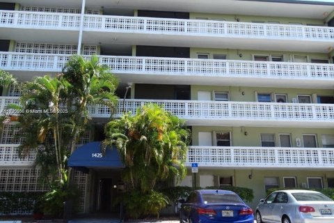 Condo in Hollywood, Florida, 1 bedroom  № 1794795 - photo 2