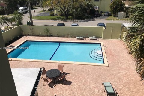 Condo in Hollywood, Florida, 1 bedroom  № 1794795 - photo 1