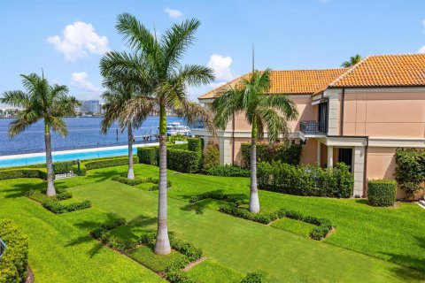 Townhouse in Palm Beach, Florida 3 bedrooms, 312.06 sq.m. № 2271186