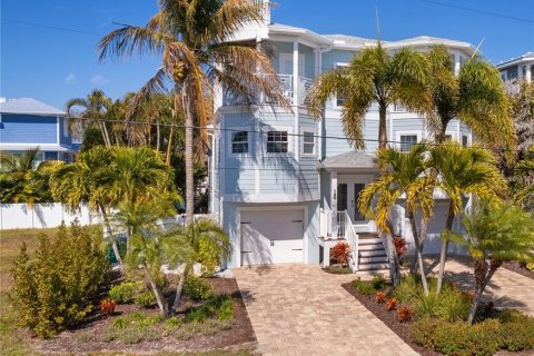 House in Holmes Beach, Florida 6 bedrooms, 273.78 sq.m. № 2099453 - photo 2