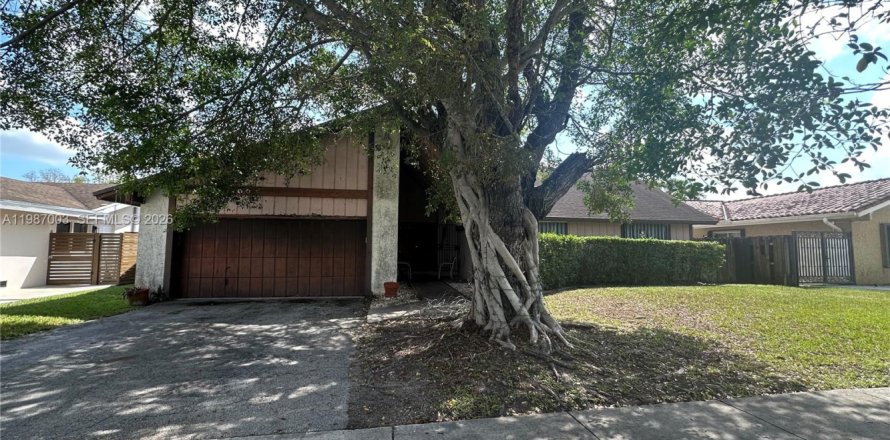 Дом в Майами, Флорида 4 спальни, 158.96м2 № 2049685