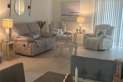 Снять в аренду кондоминиум в Уинтер-Хейвен, Флорида 5 комнат, 100.06м2, № 1907960 - фото 2
