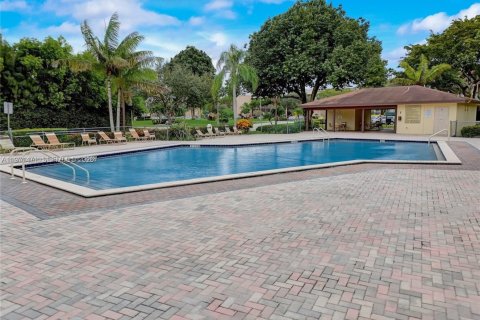 Copropriété à vendre à Pembroke Pines, Floride: 2 chambres, 125.51 m2 № 2036337 - photo 30