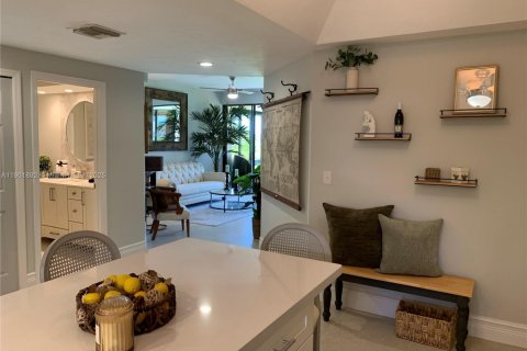 Condo in Stuart, Florida, 2 bedrooms  № 1953822 - photo 13