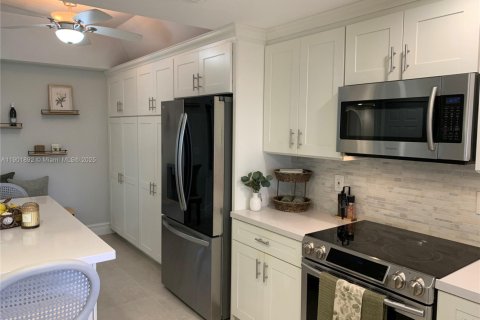 Condo in Stuart, Florida, 2 bedrooms  № 1953822 - photo 4