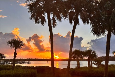 Condo in Stuart, Florida, 2 bedrooms  № 1953822 - photo 1