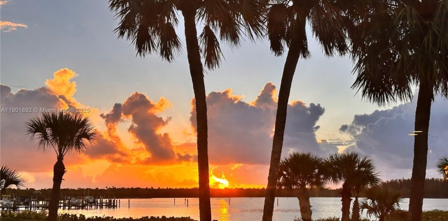 Condo in Stuart, Florida, 2 bedrooms  № 1953822