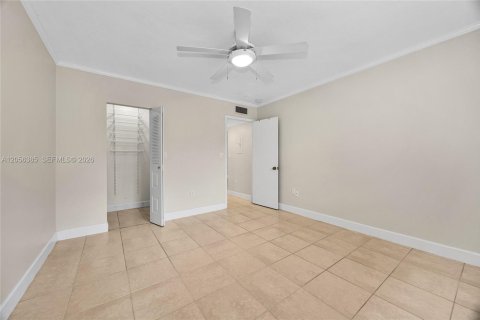 Condo in Pinecrest, Florida, 1 bedroom № 2269344 - photo 17