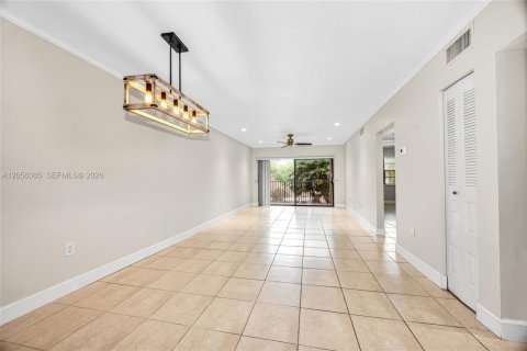 Condo in Pinecrest, Florida, 1 bedroom № 2269344 - photo 8