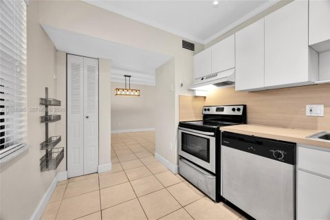 Condo in Pinecrest, Florida, 1 bedroom № 2269344 - photo 14