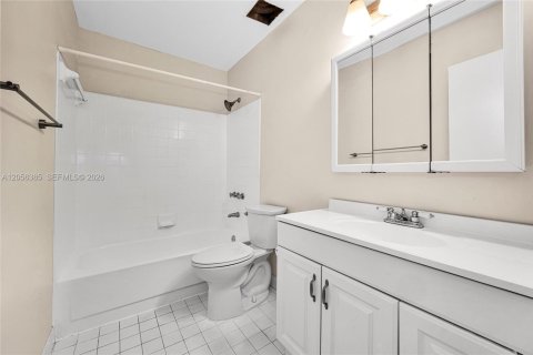 Condo in Pinecrest, Florida, 1 bedroom № 2269344 - photo 19