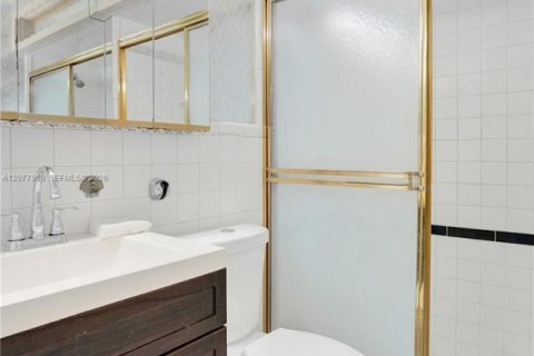 Villa ou maison à vendre à Hollywood, Floride: 3 chambres, 153.85 m2 № 2323628 - photo 21