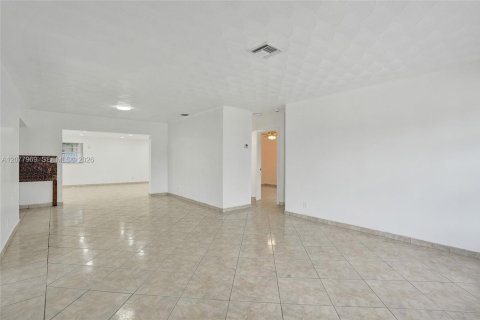 Villa ou maison à vendre à Hollywood, Floride: 3 chambres, 153.85 m2 № 2323628 - photo 9