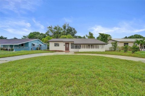 Villa ou maison à vendre à Hollywood, Floride: 3 chambres, 153.85 m2 № 2323628 - photo 2