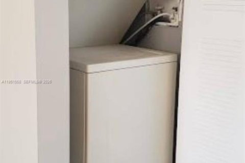 Condo in Fort Lauderdale, Florida, 2 bedrooms  № 2011597 - photo 21