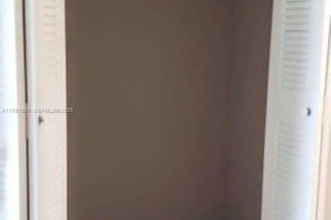 Condo in Fort Lauderdale, Florida, 2 bedrooms  № 2011597 - photo 12