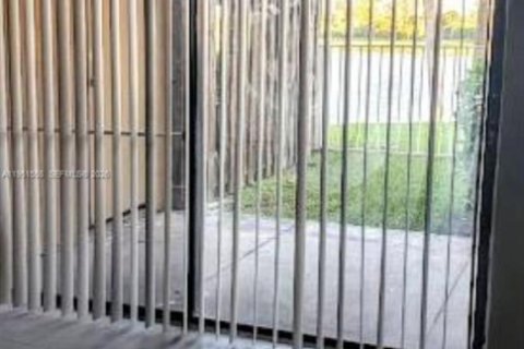 Condo in Fort Lauderdale, Florida, 2 bedrooms  № 2011597 - photo 8