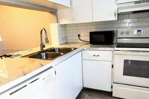 Condo in Fort Lauderdale, Florida, 2 bedrooms  № 2011597 - photo 13