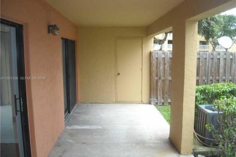 Condo in Fort Lauderdale, Florida, 2 bedrooms  № 2011597 - photo 23