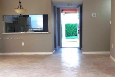 Condo in Fort Lauderdale, Florida, 2 bedrooms  № 2011597 - photo 2