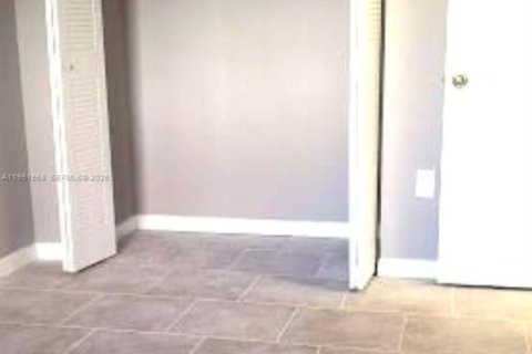 Condo in Fort Lauderdale, Florida, 2 bedrooms  № 2011597 - photo 9