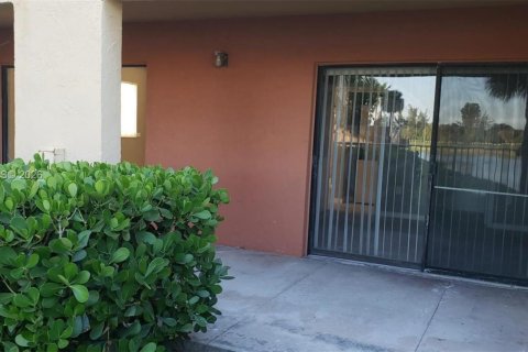 Condo in Fort Lauderdale, Florida, 2 bedrooms  № 2011597 - photo 25