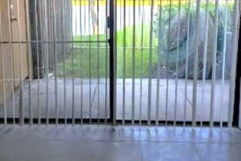 Condo in Fort Lauderdale, Florida, 2 bedrooms  № 2011597 - photo 5