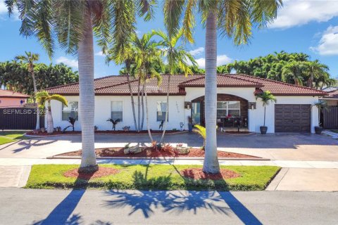 Villa ou maison à vendre à Cutler Bay, Floride: 4 chambres, 242.2 m2 № 2004760 - photo 2