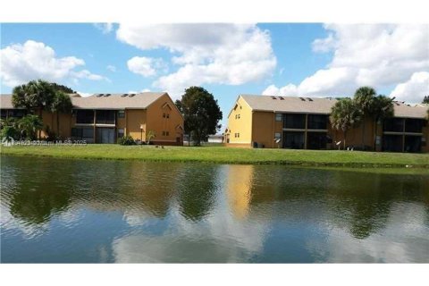 Copropriété à louer à Lauderhill, Floride: 2 chambres, 82.59 m2 № 1948049 - photo 1
