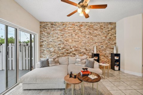Townhouse in Pembroke Pines, Florida 2 bedrooms, 106.65 sq.m. № 2402433 - photo 3