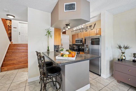 Townhouse in Pembroke Pines, Florida 2 bedrooms, 106.65 sq.m. № 2402433 - photo 10