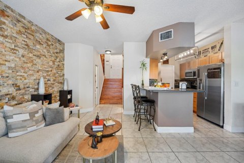 Townhouse in Pembroke Pines, Florida 2 bedrooms, 106.65 sq.m. № 2402433 - photo 5