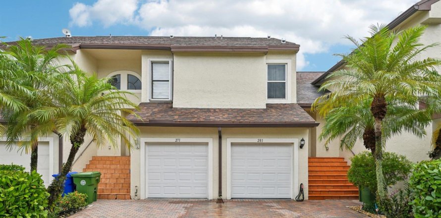 Townhouse in Pembroke Pines, Florida 2 bedrooms, 106.65 sq.m. № 2402433