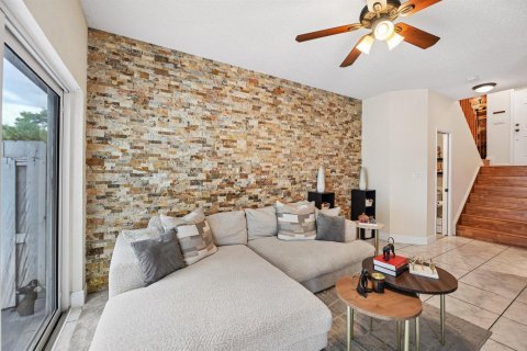 Townhouse in Pembroke Pines, Florida 2 bedrooms, 106.65 sq.m. № 2402433 - photo 4