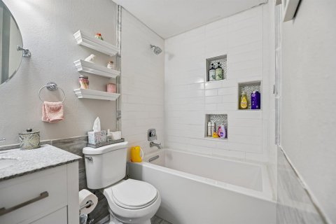 Townhouse in Pembroke Pines, Florida 2 bedrooms, 106.65 sq.m. № 2402433 - photo 19