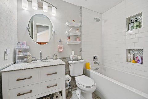 Townhouse in Pembroke Pines, Florida 2 bedrooms, 106.65 sq.m. № 2402433 - photo 18