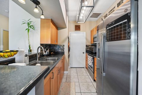 Townhouse in Pembroke Pines, Florida 2 bedrooms, 106.65 sq.m. № 2402433 - photo 12